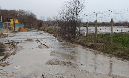 Тунджа излезе от коритото си край Казанлък, критична е ситуацията при рибарниците