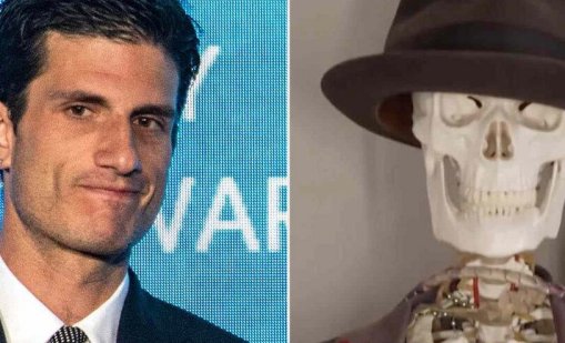 Внукът на Кенеди държи скелет, облечен с халат и шапка на дядо си