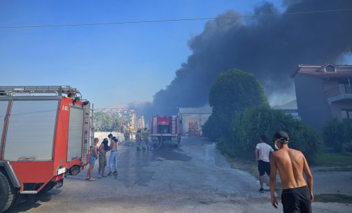 Евакуират туристи на много места в Гърция заради пожарите