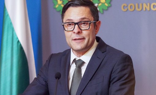 Кабинетът "Радев" не се е отказал от сечта на високи заплати в бордовете
