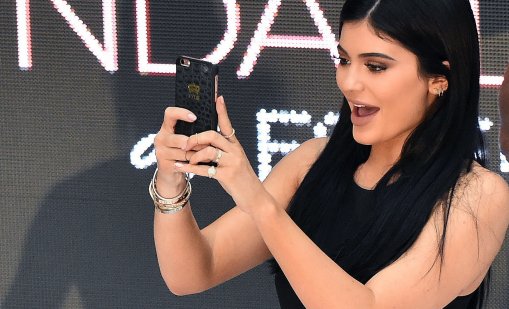 Кайли Дженър показа апетитната си фигура по бански