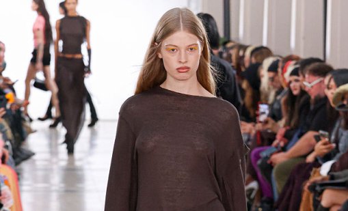 Транссексуалната дъщеря на Илон Мъск дойде без сутиен на Седмицата на модата в Париж