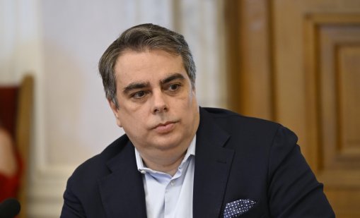 Асен Василев: Кабинетът "Радев", като ГЕРБ, ще бори олигархията с коледни подаръци 