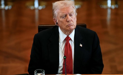 Тръмп си подремва по време на събитие в Овалния кабинет ВИДЕО