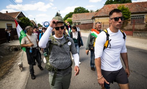 Унгарският опозиционен лидер, който тръгна пеша към Румъния, пристигна
