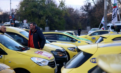 Таксиджиите в София готови за протест заради бус лентите и тарифите