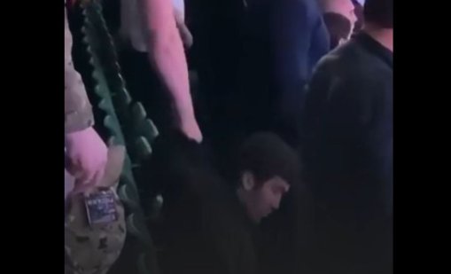 Мъж отказа да стане за руския химн, принудиха го ВИДЕО