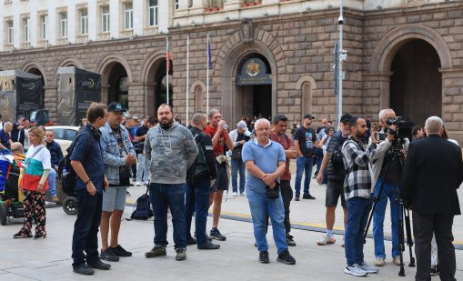 В кадър: Протест срещу кабинета "Радев" в Триъгълника на властта