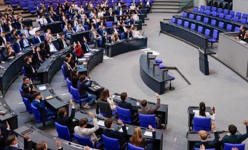 Германските депутати замразяват заплатите си от солидарност