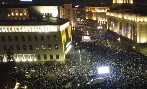 Пореден протест в Триъгълника на властта, хиляди вече са на място НА ЖИВО