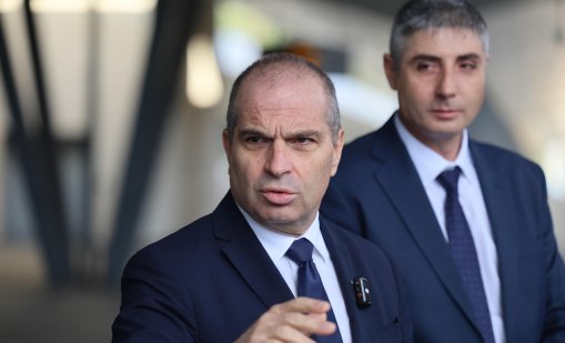 Министър Караджов се озова на протеста срещу платеното паркиране в София