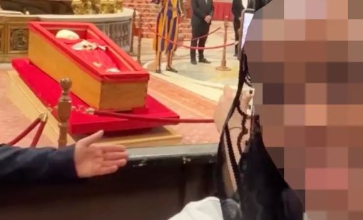 Гняв във Ватикана: Туристи се усмихват на селфита с тялото на папа Франциск 
