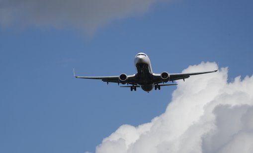 В капана на Ryanair: Стюардеси работят по 11 часа, а им се плаща за шест