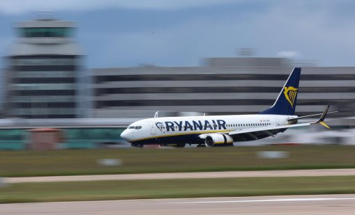 След инцидента с пътник, засмукан през прозореца: Ryanair похвали целия си екип