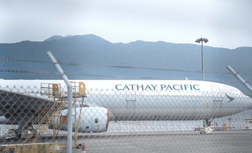 Пътник опита да отвори вратата на самолета при полет до Хонконг