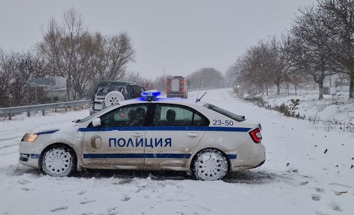 Заснежени пътища и тежка обстановка на много места в страната