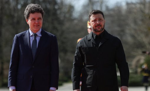 Зеленски е в Букурещ, ще посети център за обучение на пилоти на F-16 СНИМКИ