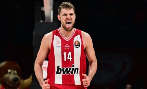 Джокович гледа Везенков при победа на "Олимпиакос"