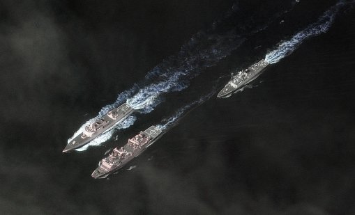 Пекин демонстрира сила с един от най-големите щурмови кораби