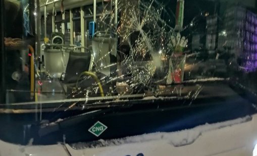 Хвърлиха камък по автобус на градския, издирват бандита