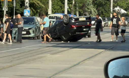 Кола се обърна по таван на булевард в София