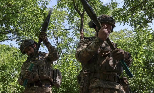"Всички се страхуват да умрат": Борбата за набиране на войници в Украйна се превръща в насилие