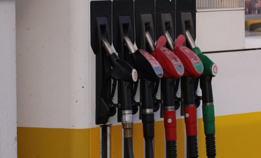 Гърци масово зареждат по-евтин бензин в България