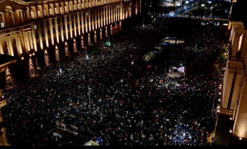  Триъгълникът на властта почерня от хора, протестиращи срещу Бюджет 2026 ВИДЕО