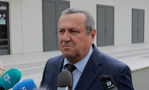 Адемов натисна съединителя: Великденските добавки все още не са сигурни