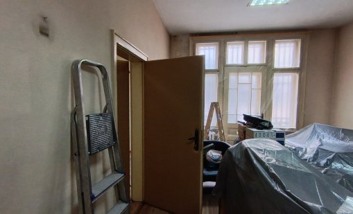 Екипът на БОК сам боядисва помещенията си (СНИМКИ)