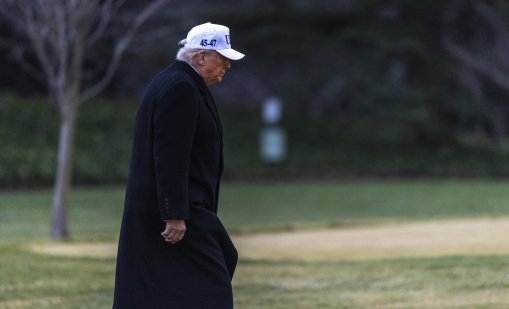 Тръмп бе заснет да показва среден пръст на работник в автомобилен завод ВИДЕО