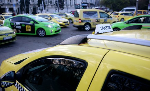 Такситата настояват да се движат в бус лентата