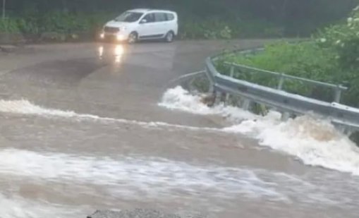 Вода заля пътя Ивайловград-Славеево