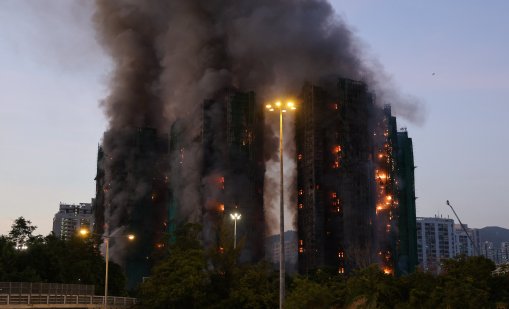 Груба небрежност е причината за големия пожар в небостъргача в Хонконг