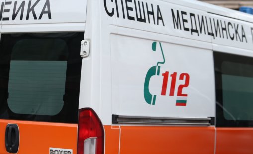Трима пострадаха при сбиване пред магазин в Стара Загора