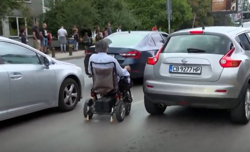 КЗД се самосезира за отказ на водачи на автобуси да качат мъж в инвалидна количка