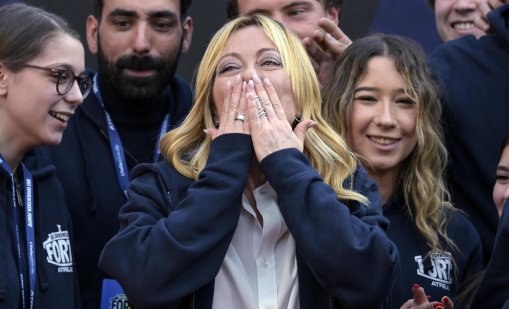 Мелони продава подаръците си на търг