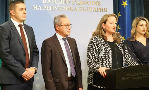 Управляващите си стиснаха ръцете: Минималната работна заплата ще бъде 620 евро