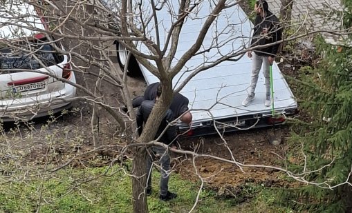 Наглост: Унищожиха градинка, за да се паркира Фадром за пътна помощ