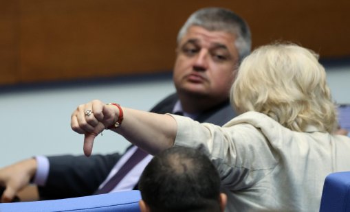 Митов и Петкова си спестиха ходене в парламента, пак напрежение