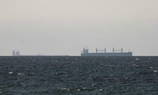 Иран взе на прицел американски кораб близо до пристанище в Оман