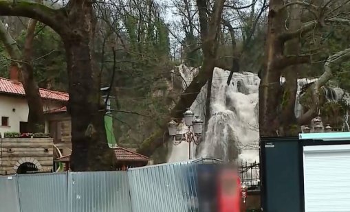 Порой заля улиците на Бачково, има свлачища по пътя Асеновград - Смолян