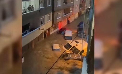 Истанбул парализиран от поройни дъждове, има две жертви (ВИДЕО)