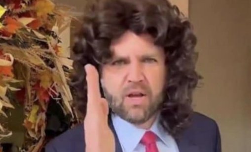 Ванс показа самоирония и се появи с къдрава перука за Хелоуин 