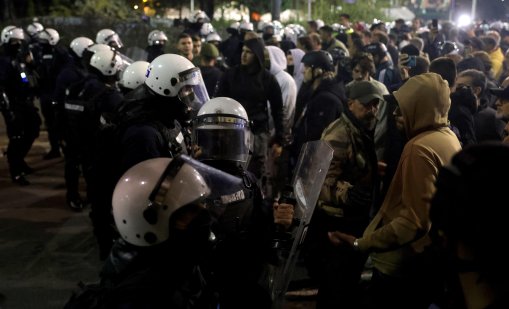 Сбиване и димки пред сградата на парламента в Белград