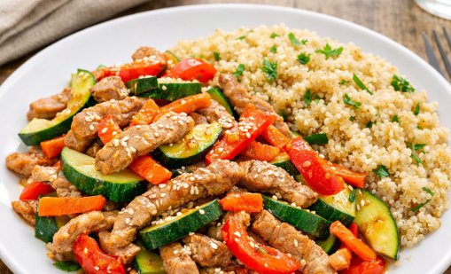 Здравословна рецепта днес: Свинско месо със зеленчуци и киноа