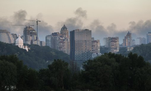 Сграда, в която Зеленски има апартамент, е пострадала при руските удари над Киев 