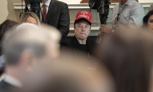 Акционери поискаха Мъск да работи минимум 40 часа на седмица, за да спаси Tesla