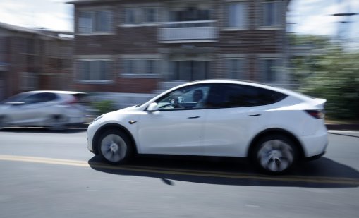 Разследват опасни ли са за живота модерните дръжки на вратите на Tesla