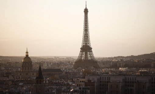 Десетки задържани в Париж, след като палиха фойерверки край Айфеловата кула